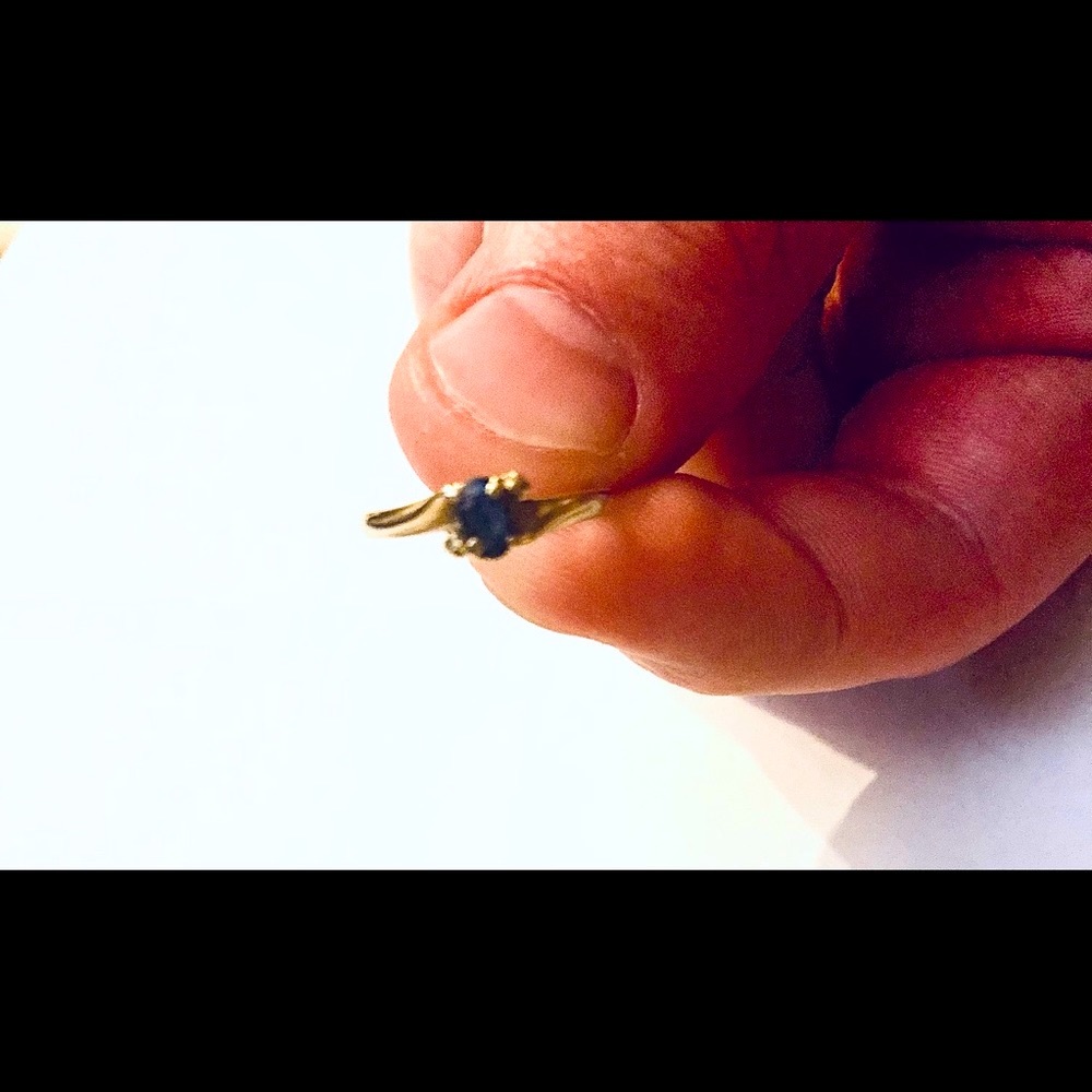 14k gold sapphire ring w 2 tiny diamonds accenting gem.